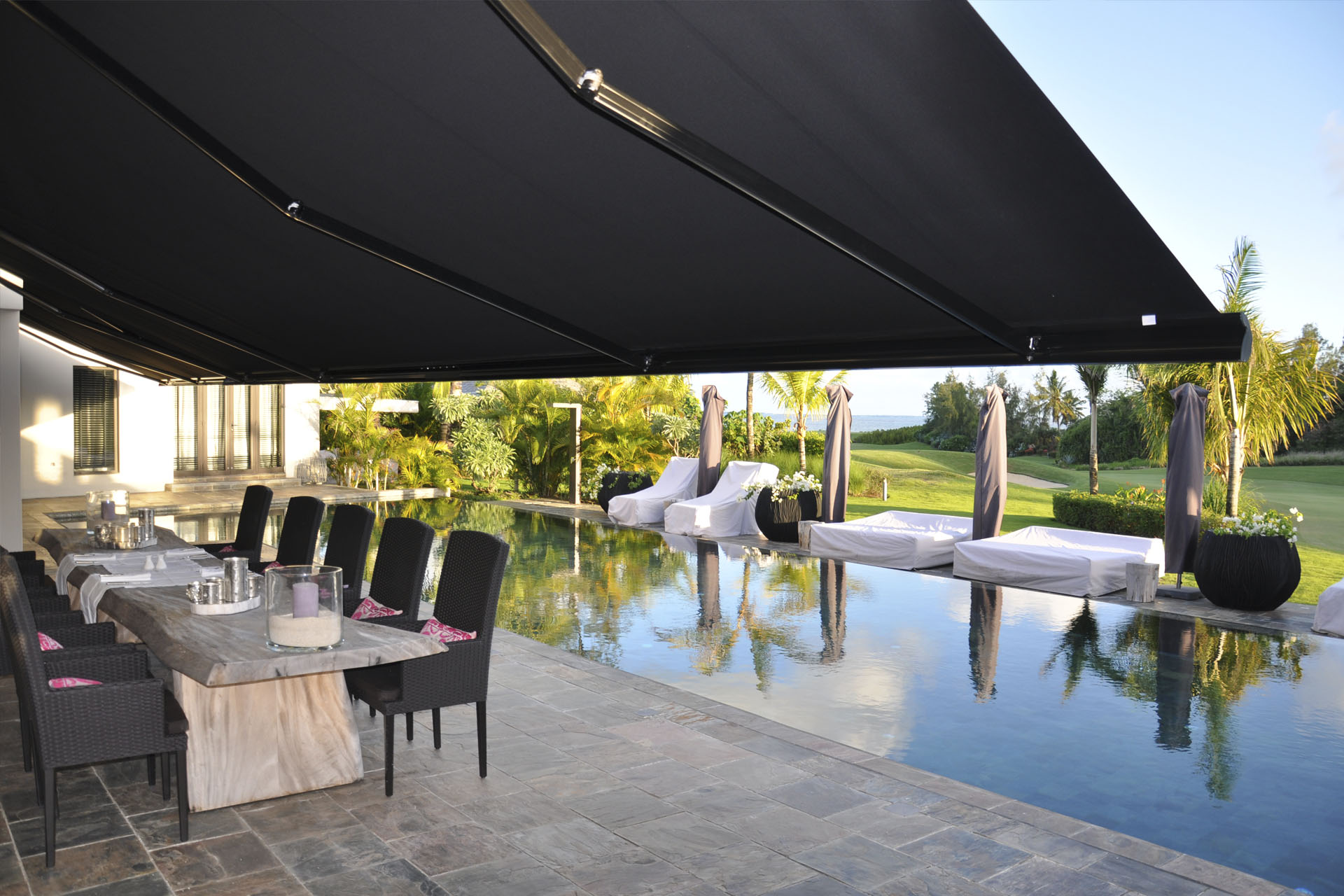 Senza knikarmscherm met Somfy motor voor eenvoudige elektrische bediening - Peeters Zonwering Oosterhout