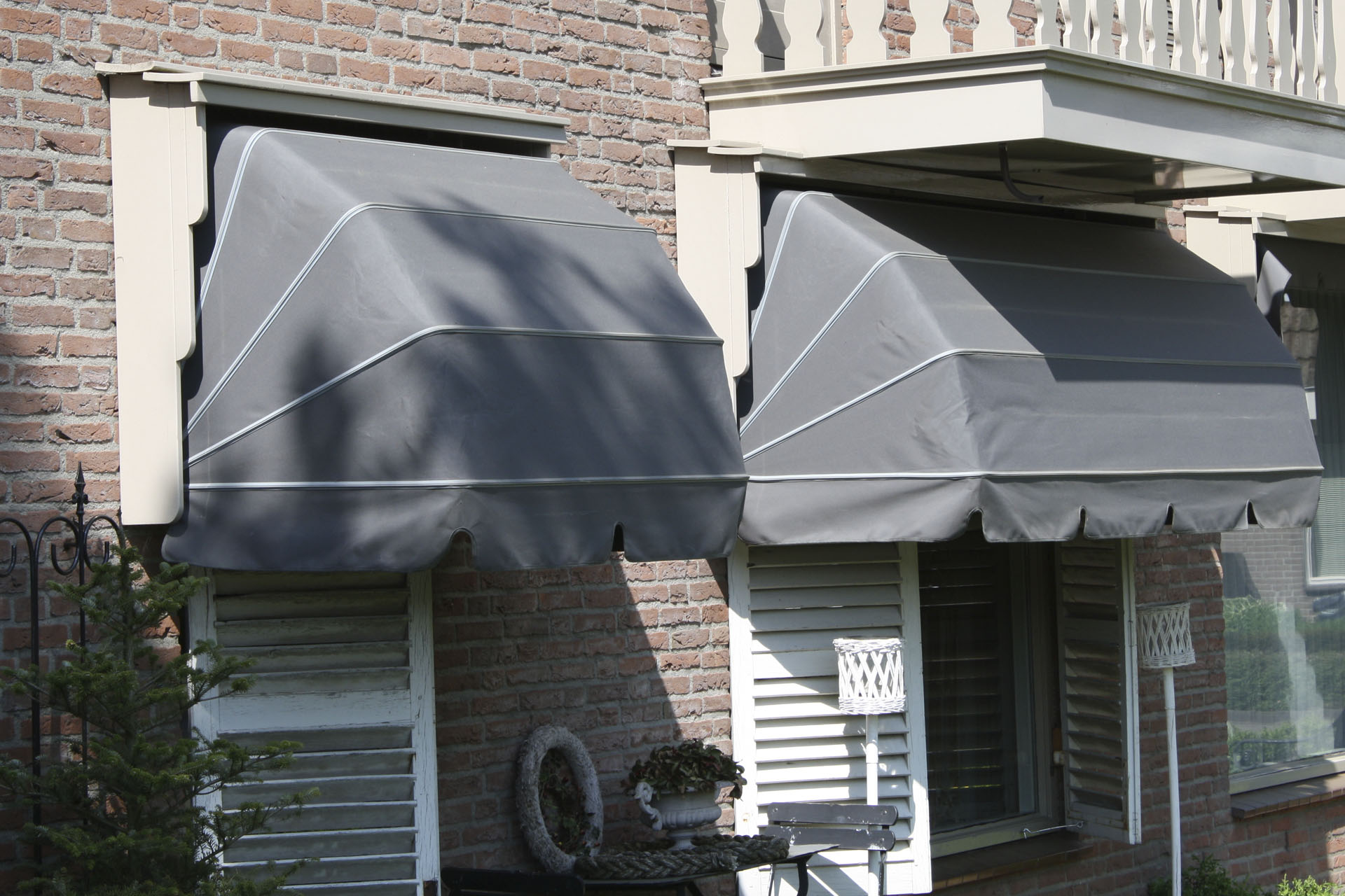 Uitvalschermen als buitenzonwering voor ramen - stijlvol en functioneel - Peeters Zonwering Oosterhout.